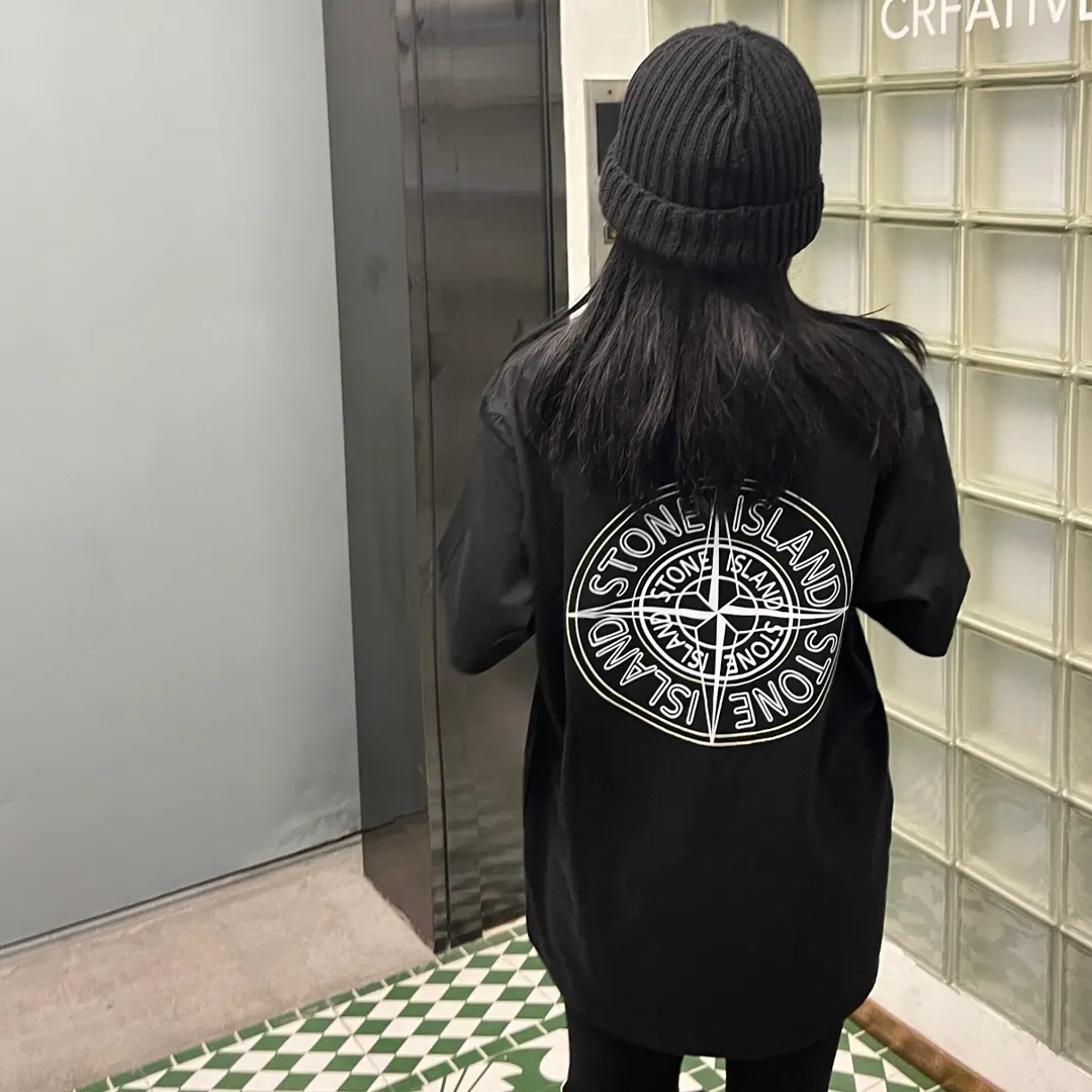 W609#P110💰 Stone Island has a large compass logo on the back of Stone Island. Logo printed short-sleeved men's and women's loose casual T-shirts. Made of 260 grams of combed cotton, 32-count double yarn, double threads and two needles to press the thread. No deformation after long-term washing. Imported 3D printing, no fading, no cracking. Washable double tags. Original packaging. Color: black-white. Size M-XXL.